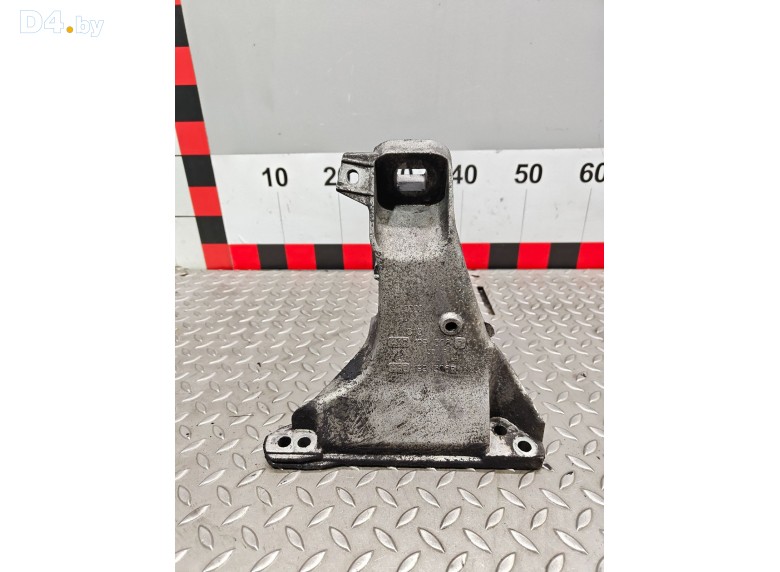 Кронштейн двигателя к Audi A6 1995 г.