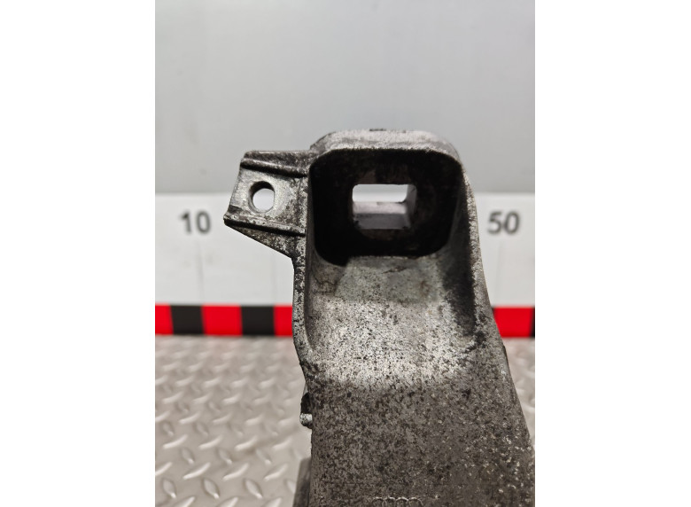 Кронштейн двигателя к Audi A6, 1995г.