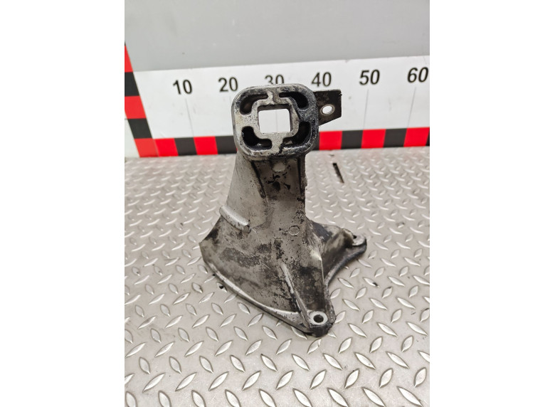 Кронштейн двигателя к Audi A6, 1995г.