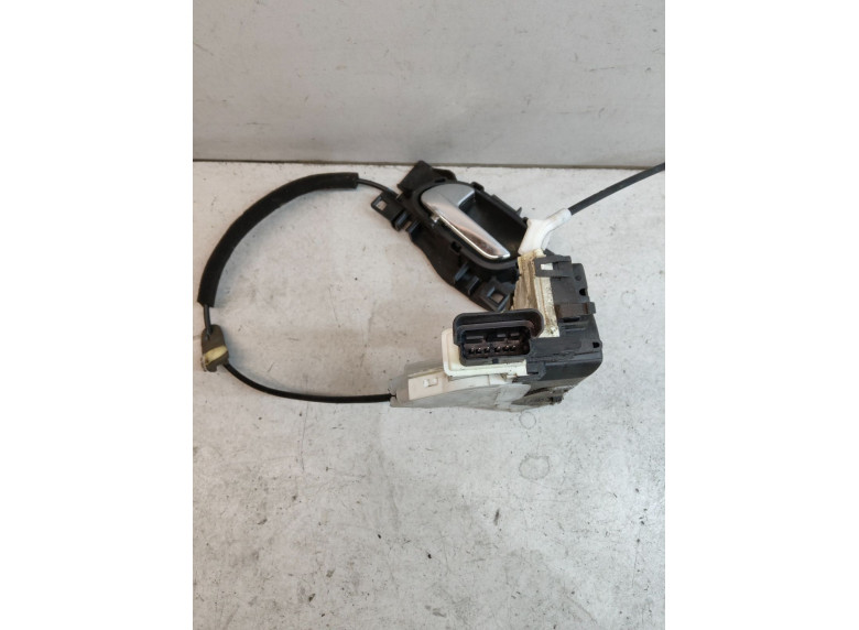 Замок двери передней левой к Peugeot 5008, 2010г.