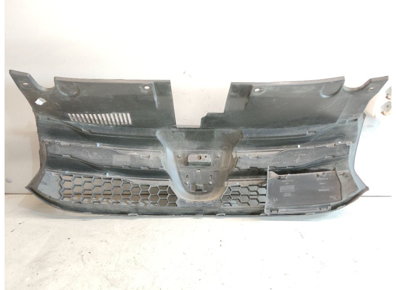 Решетка радиатора к Dacia Logan, 2016г.