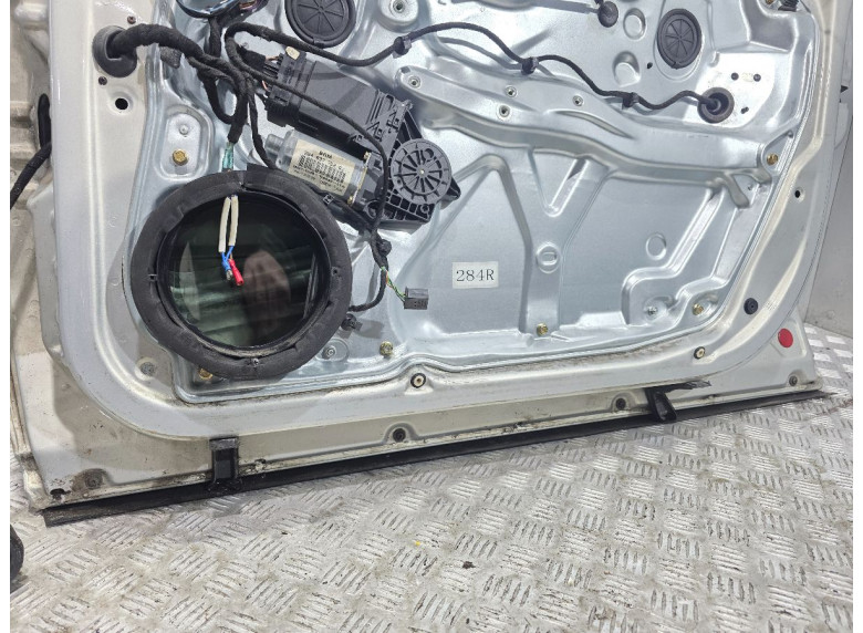 Дверь передняя правая к Volkswagen Passat, 1998г.