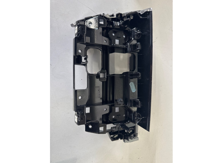 Накладка декоративная на торпедо к Peugeot 308, 2022г.