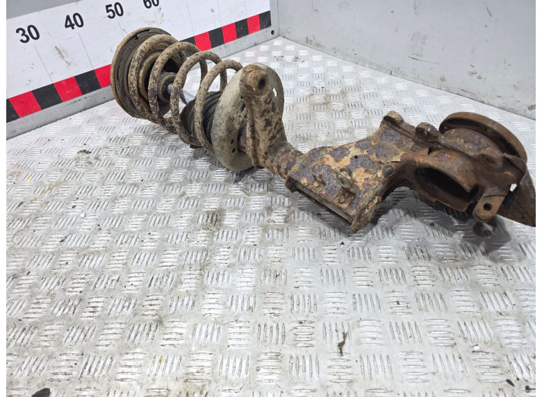 Кулак поворотный левый к Audi 100, 1988г.