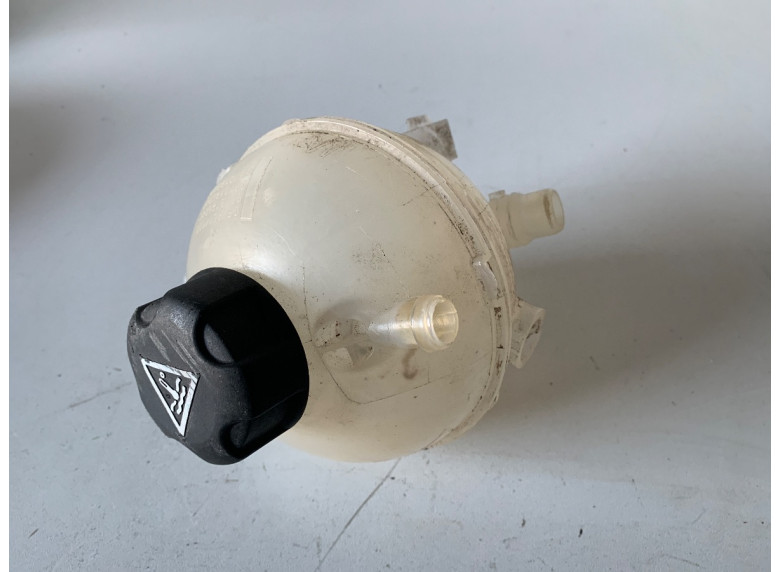 Бачок расширительный к Peugeot 308, 2022г.