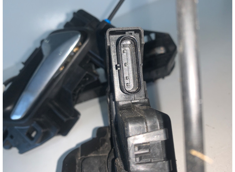 Замок двери передней правой к Peugeot 308, 2022г.