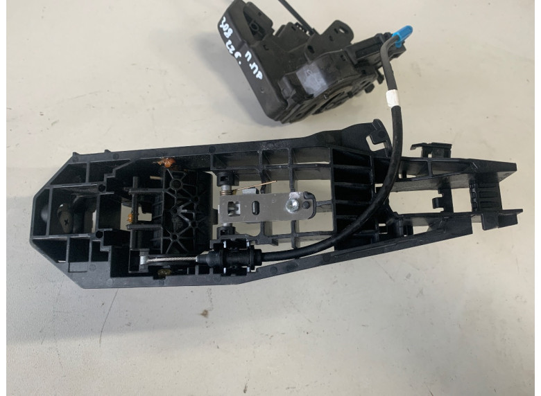 Замок двери передней правой к Peugeot 308, 2022г.