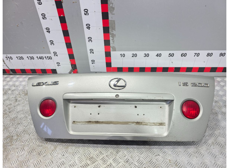 Фонарь крышки багажника левый к Lexus IS, 2003г.