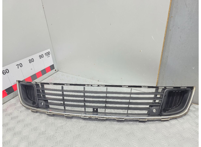 Заглушка (решетка) в бампер передний к Citroen C5, 2009г.