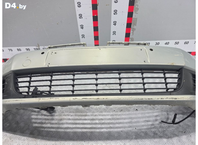 Заглушка (решетка) в бампер передний к Volkswagen Golf 2009 г.