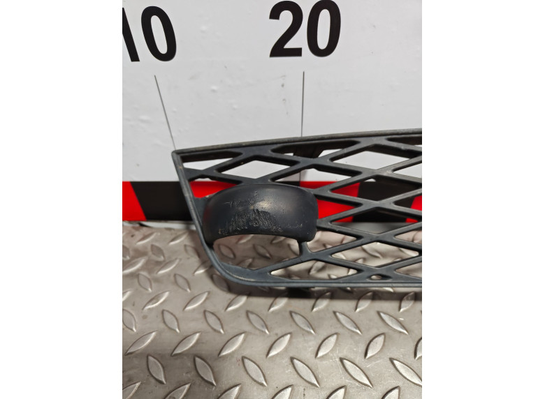 Заглушка (решетка) в бампер передний к Ford Galaxy, 2002г.