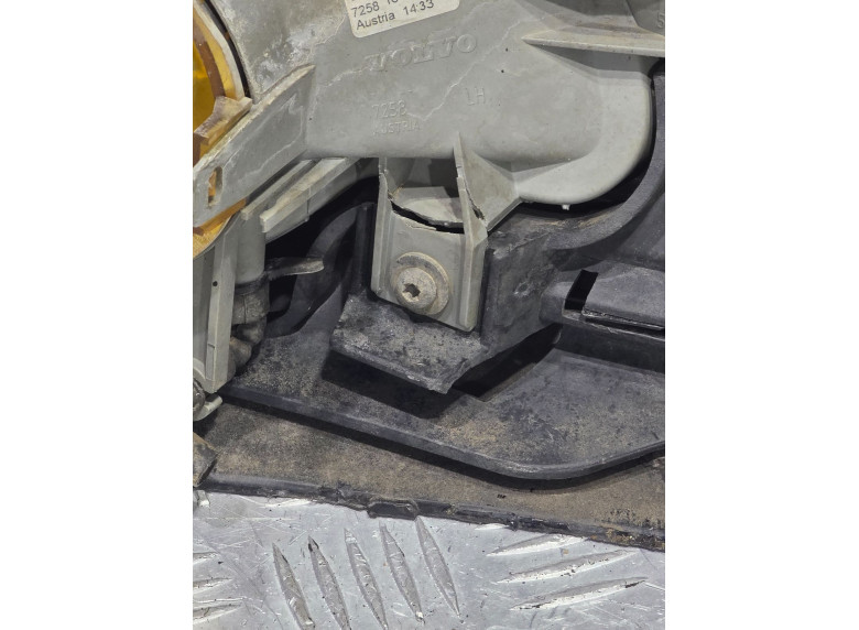 Фара противотуманная левая к Фара противотуманная левая к Volvo V70 2002 г. V70