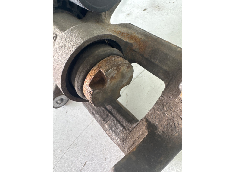 Суппорт задний левый к Peugeot 308, 2022г.