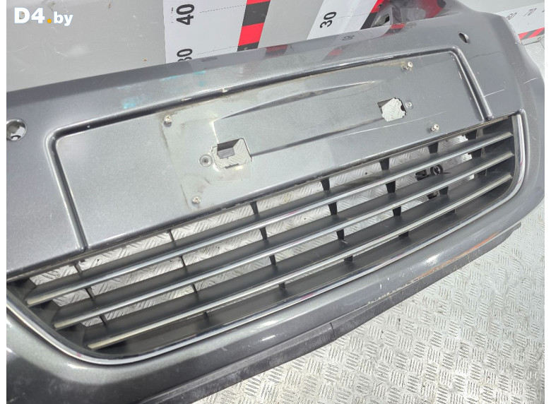 Заглушка (решетка) в бампер передний к Opel Zafira 2011 г.