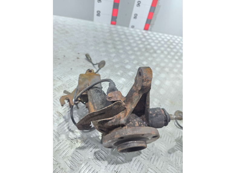 Кулак поворотный левый к Peugeot 406, 2001г.