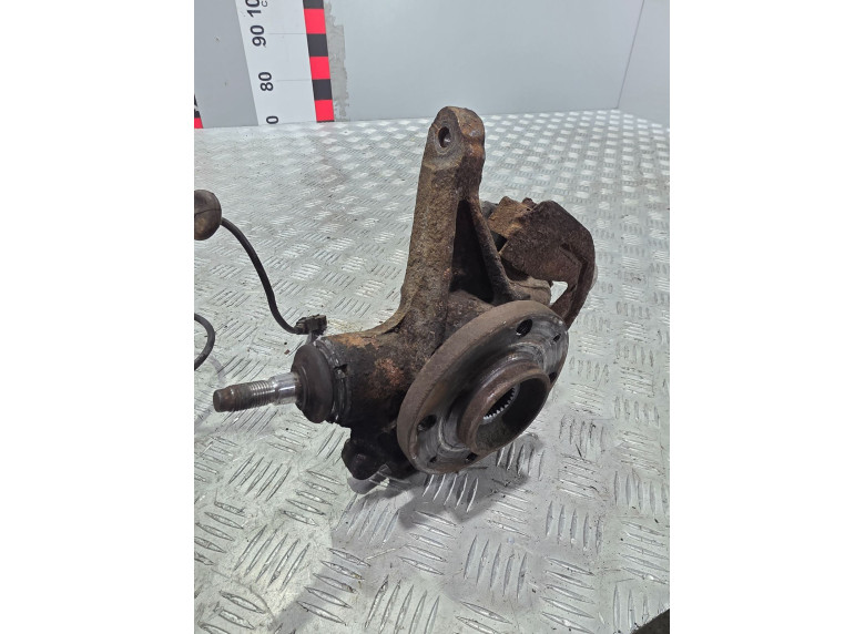 Кулак поворотный правый к Peugeot 406, 2001г.