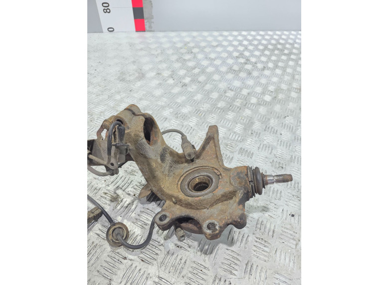 Кулак поворотный правый к Peugeot 406, 2001г.