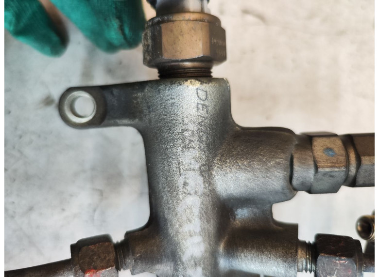 Топливная рампа к Opel Vectra, 2004г.