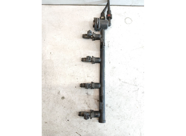 Топливная рампа к Ford Fiesta, 2004г.