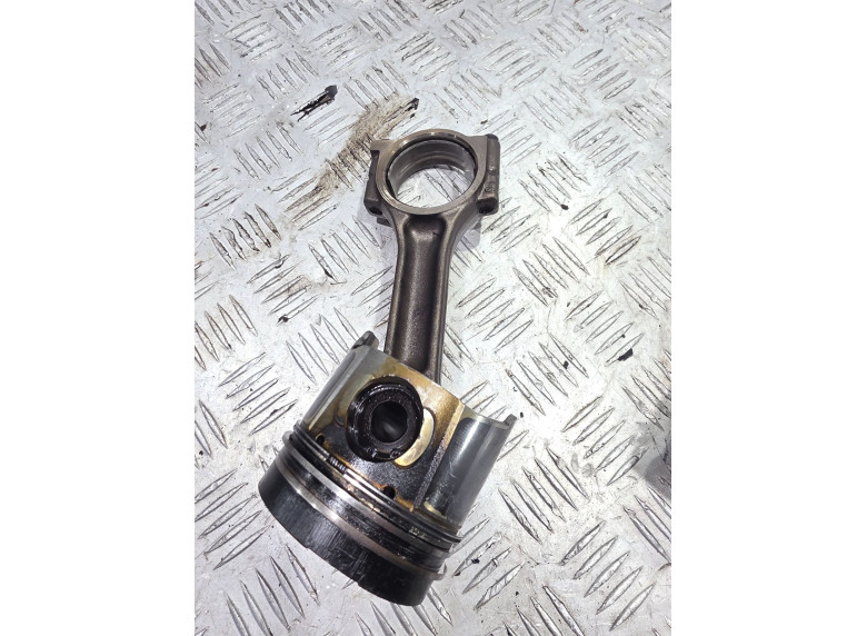 Поршень к Renault Trafic, 2004г.