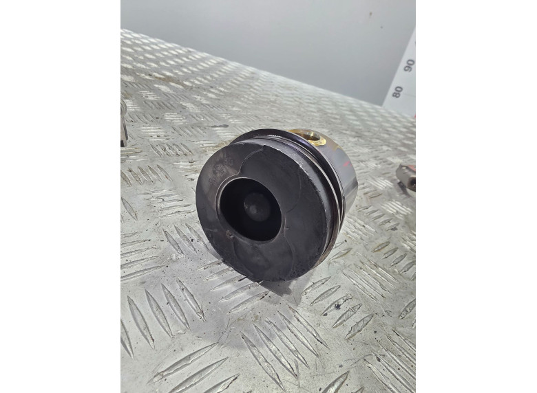 Поршень к Renault Trafic, 2004г.