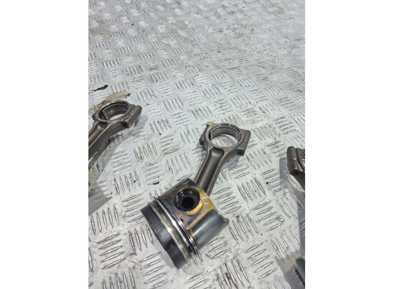 Поршень к Renault Trafic, 2004г.