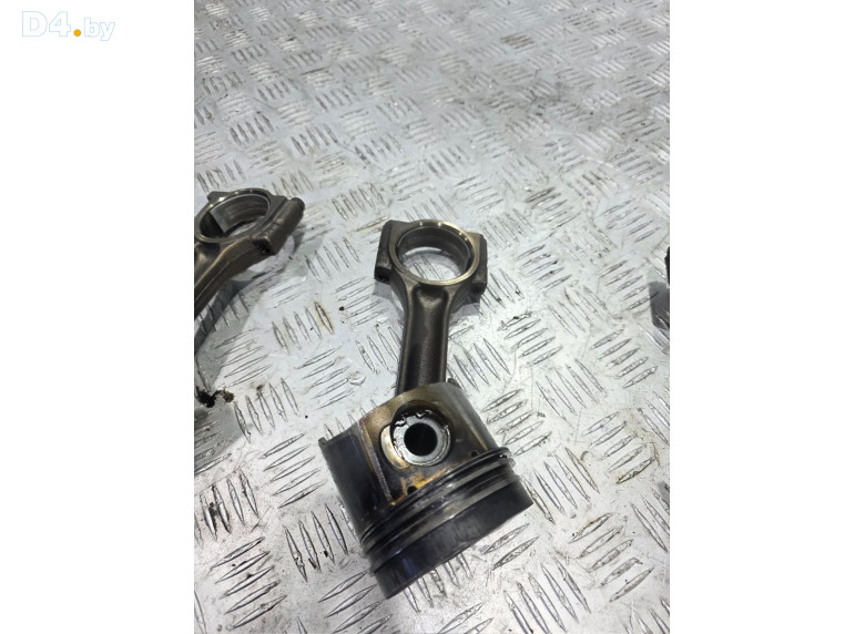 Поршень к Renault Trafic 2004 г.