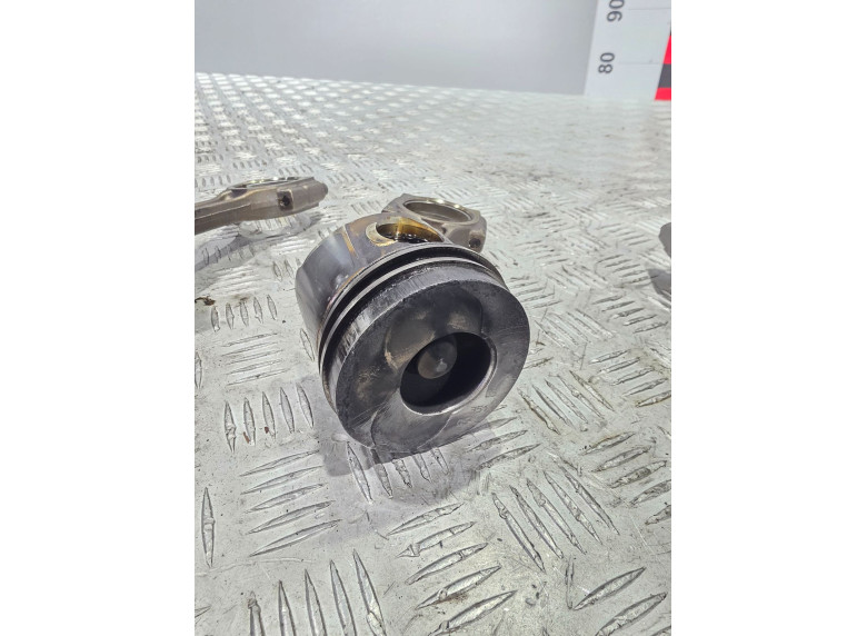 Поршень к Renault Trafic, 2004г.