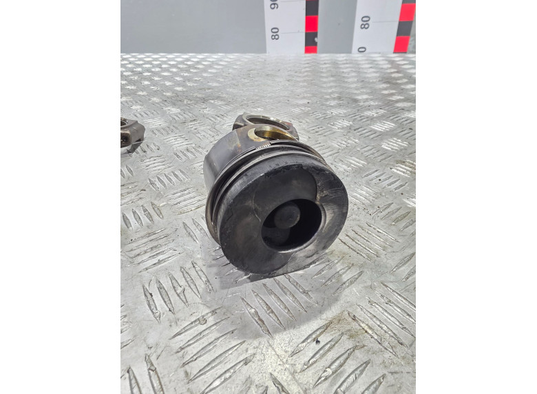 Поршень к Renault Trafic, 2004г.