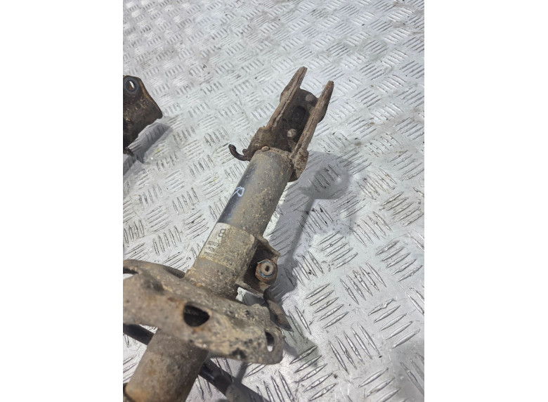 Амортизатор передний правый к Opel Corsa, 2003г.