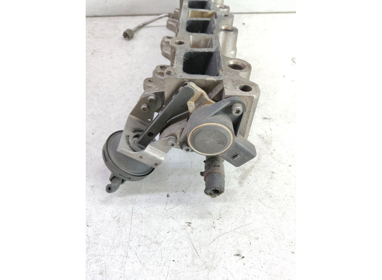 Топливная рампа к Volkswagen Golf, 2006г.