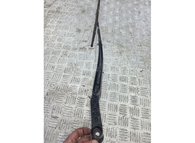 Щеткодержатель (поводок стеклоочистителя, дворник) к Mazda CX9, 2007г.