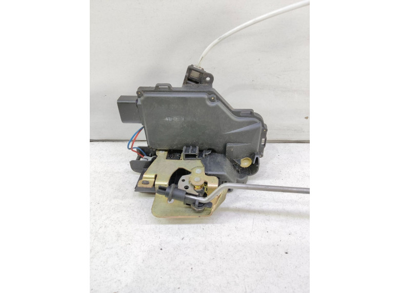 Замок двери передней левой к Audi A4, 2003г.