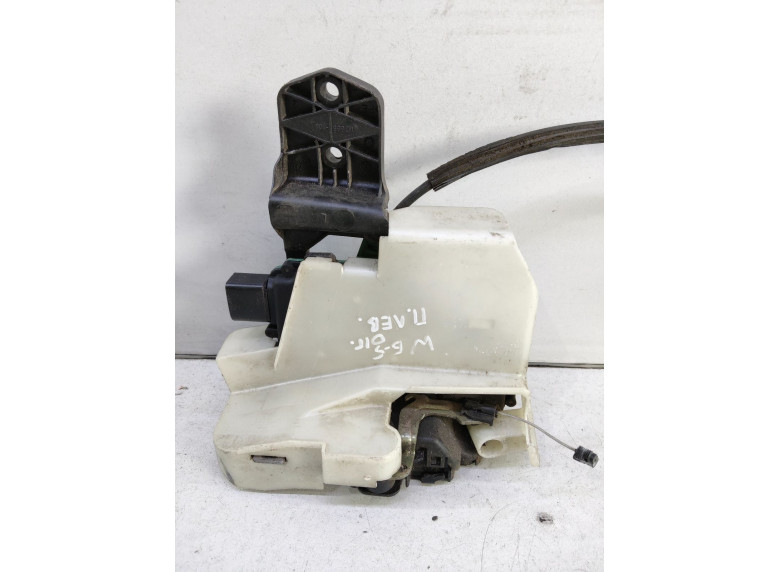 Замок двери передней левой к Volkswagen Passat, 2001г.