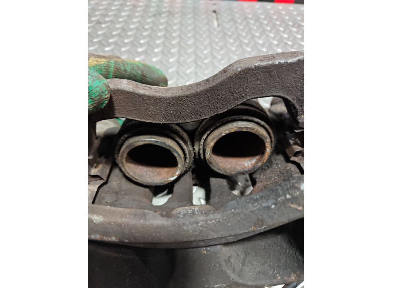 Суппорт передний левый к Volkswagen Crafter, 2010г.