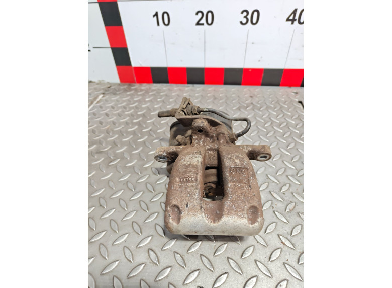 Суппорт задний правый к Volkswagen Passat, 2006г.