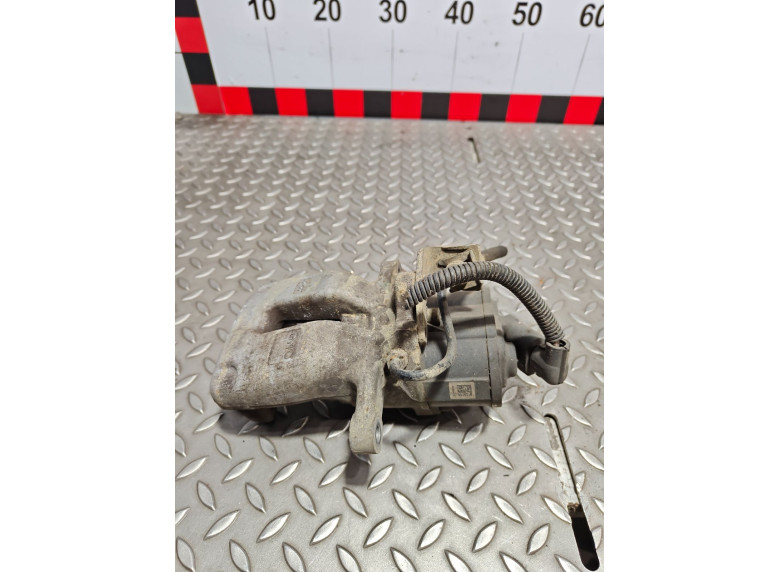 Суппорт задний правый к Volkswagen Passat, 2006г.