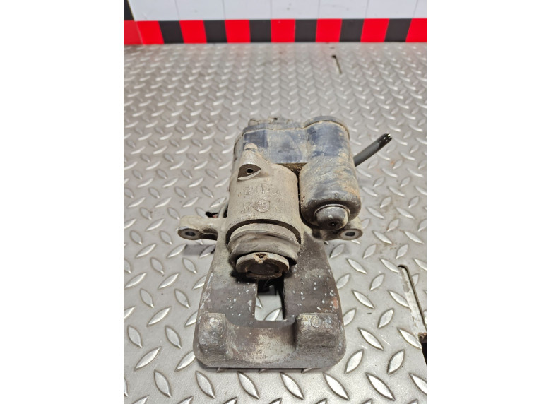 Суппорт задний правый к Volkswagen Passat, 2006г.