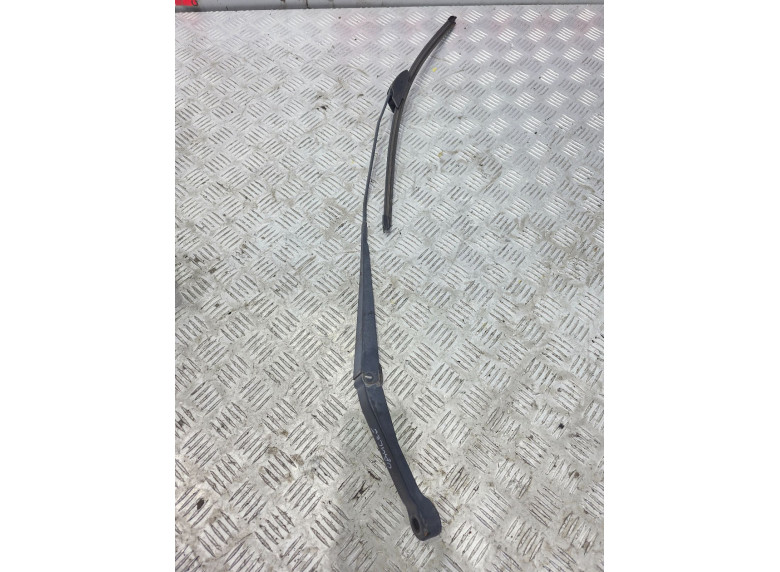 Щеткодержатель (поводок стеклоочистителя, дворник) к Honda Odyssey, 2002г.