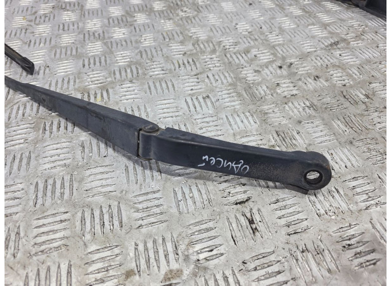 Щеткодержатель (поводок стеклоочистителя, дворник) к Honda Odyssey, 2002г.