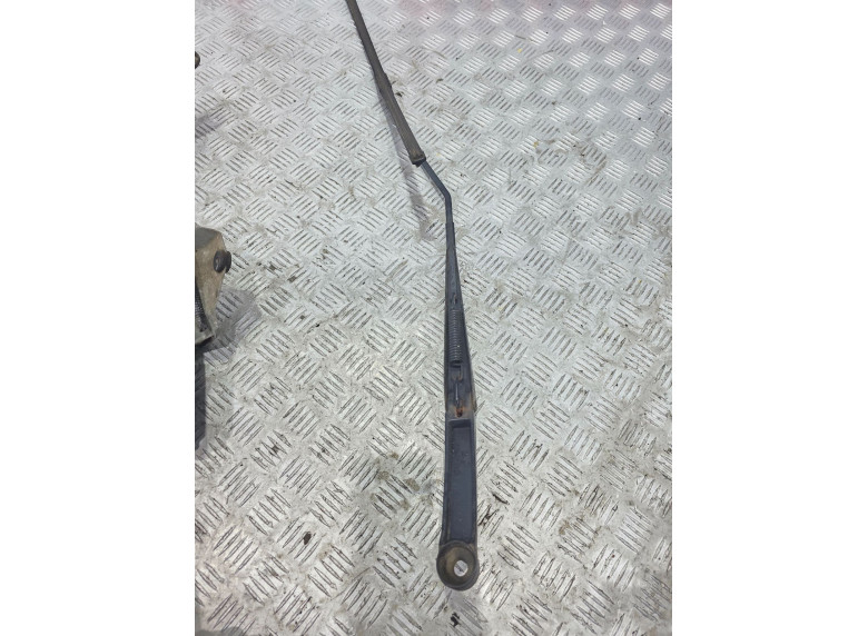 Щеткодержатель (поводок стеклоочистителя, дворник) к Honda Odyssey, 2002г.