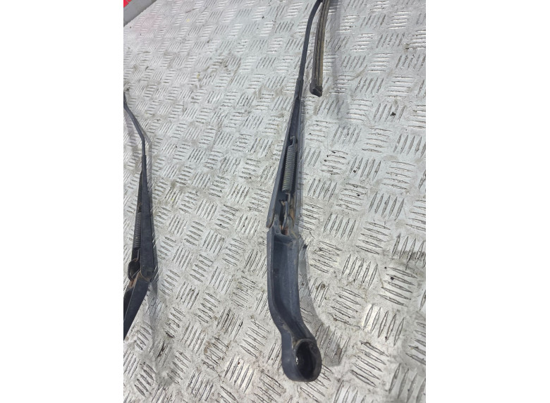 Щеткодержатель (поводок стеклоочистителя, дворник) к Honda Odyssey, 2002г.