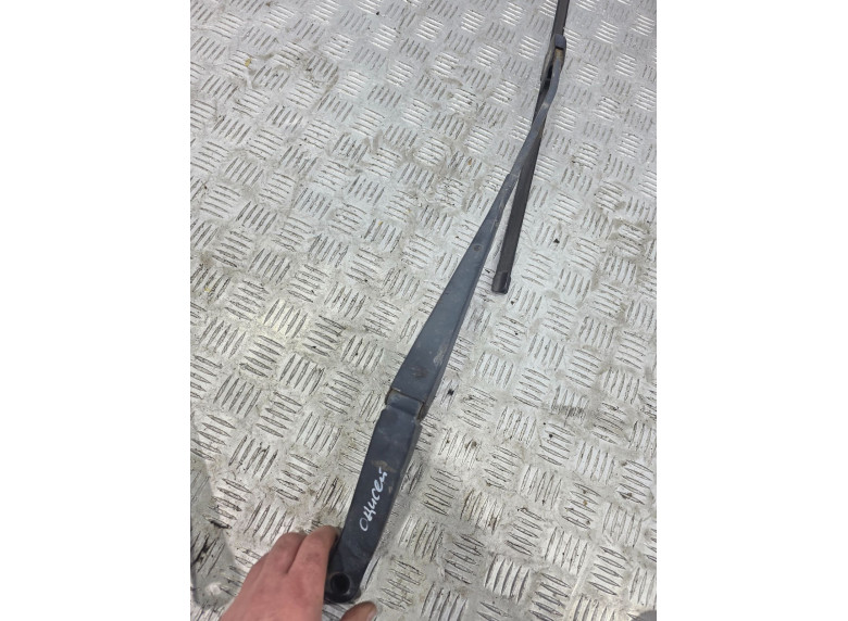 Щеткодержатель (поводок стеклоочистителя, дворник) к Honda Odyssey, 2002г.