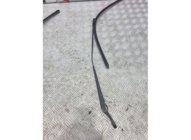 Щеткодержатель (поводок стеклоочистителя, дворник) к Peugeot 5008, 2012г.