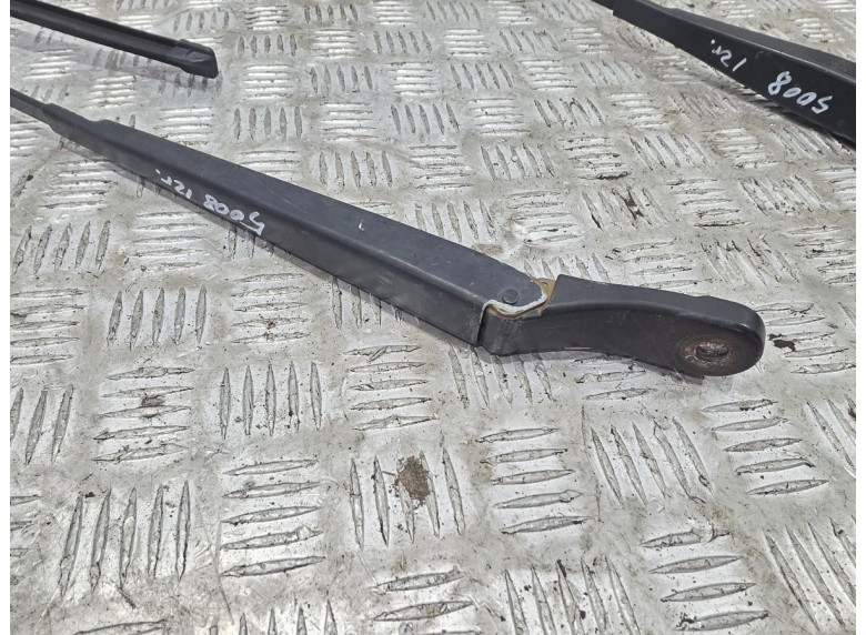 Щеткодержатель (поводок стеклоочистителя, дворник) к Peugeot 5008, 2012г.