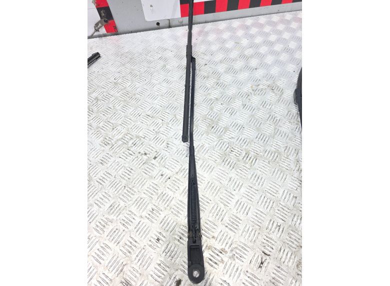 Щеткодержатель (поводок стеклоочистителя, дворник) к Peugeot 5008, 2012г.