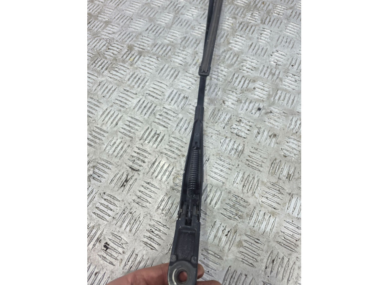 Щеткодержатель (поводок стеклоочистителя, дворник) к Peugeot 5008, 2012г.