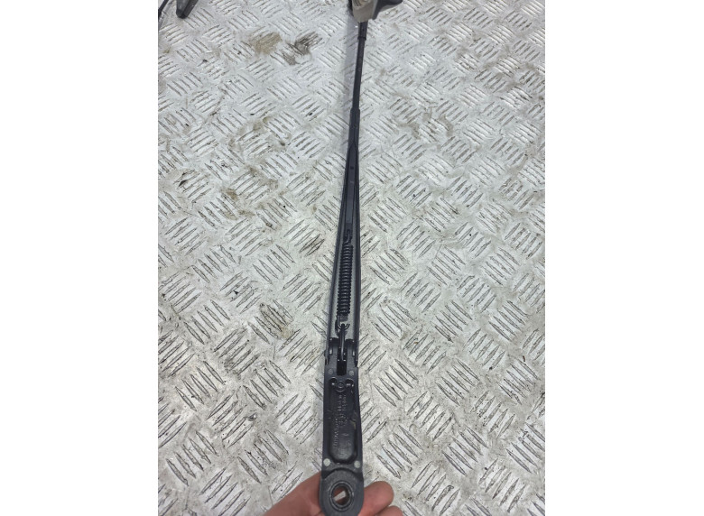 Щеткодержатель (поводок стеклоочистителя, дворник) к Audi Q4 Sportback E-tron, 2022г.