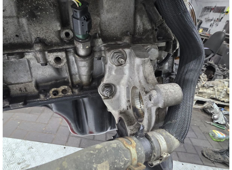 Кронштейн полуоси к Peugeot 5008, 2012г.