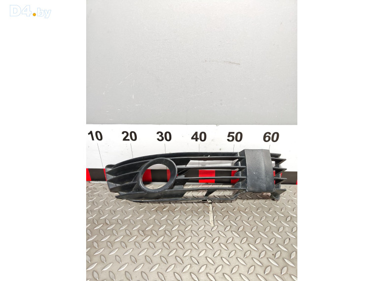 Рамка фары противотуманной правой к Volkswagen Passat 2001 г.